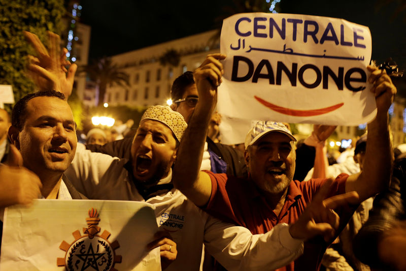 © Reuters. استقالة وزير مغربي بعد مشاركته في مظاهرة إلى جانب عمال شركة (سنترال دانون)