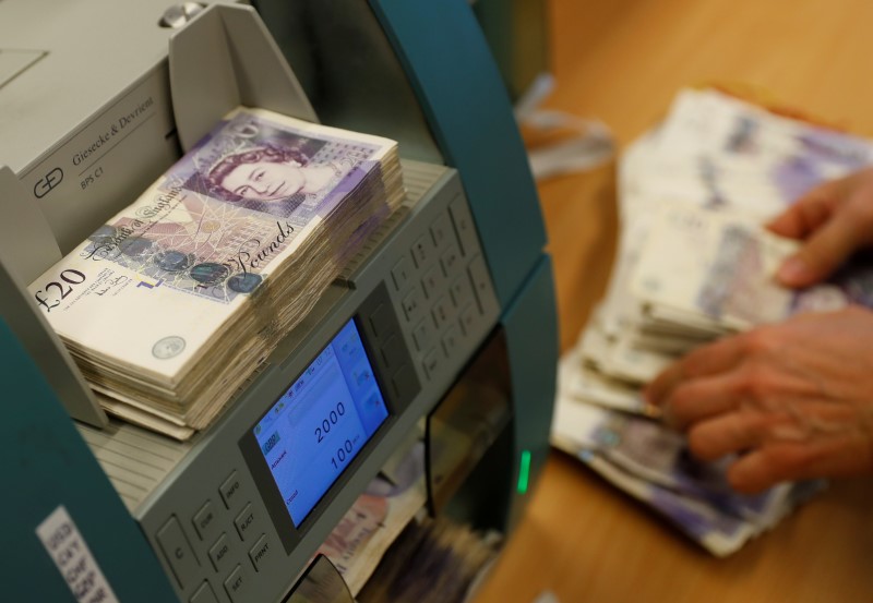 © Reuters. British Pound Sterling banknotes are seen in a counter machine at the Money Service Austria company's headquarters in Vienna