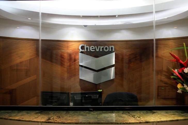 © Reuters. The logo of Chevron is seen at the company's office in Caracas