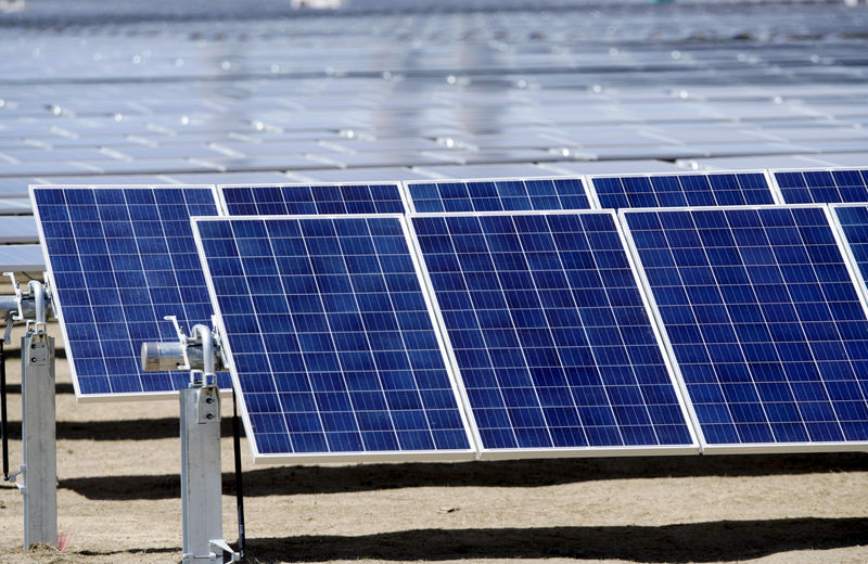 © Reuters. FILE PHOTO: Solar panels covering 900 acres are seen at the Comanche Solar facility in Pueblo