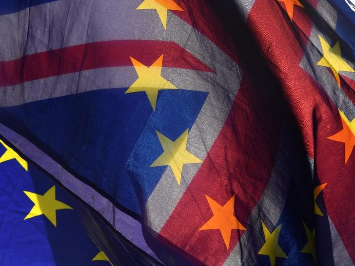 © Reuters. Anti-Brexit demonstrators wave EU and Union flags outside the Houses of Parliament in London