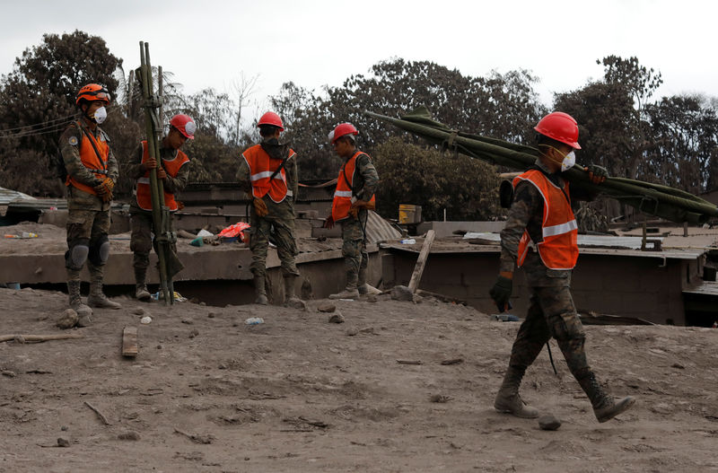 © Reuters. La búsqueda de víctimas sigue tras la violenta erupción de volcán en Guatemala