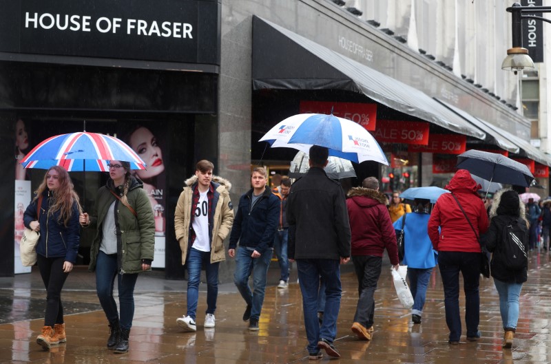 © Reuters. Shoppers walk past House of Fraser on Oxford Street in central London