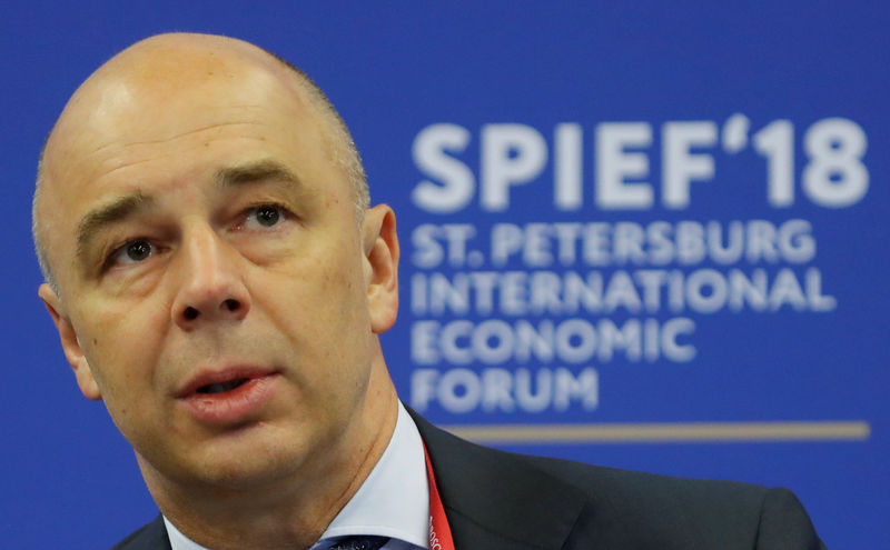 © Reuters. Russian Finance Minister Siluanov speaks during a session of the St. Petersburg International Economic Forum