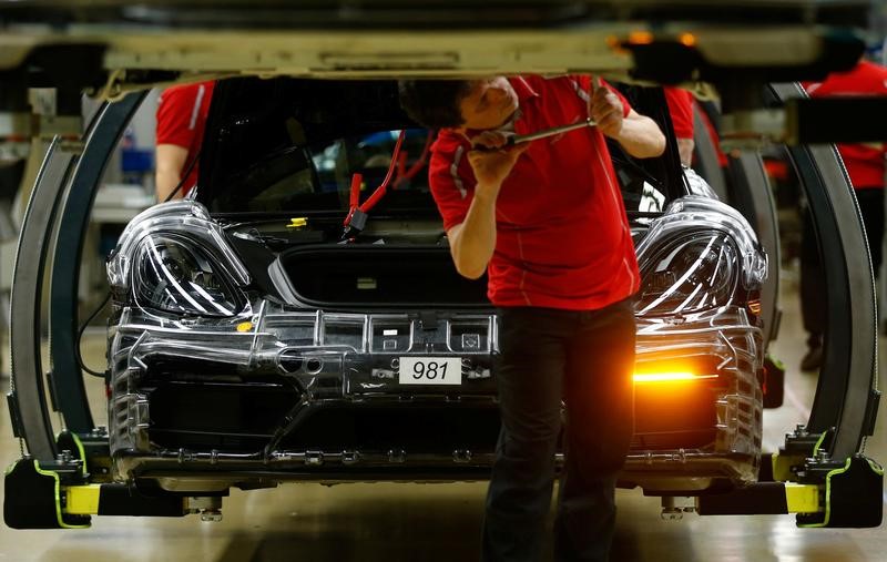 © Reuters. An employee of German car manufacturer Porsche works at the Porsche factory in Stuttgart-Zuffenhausen