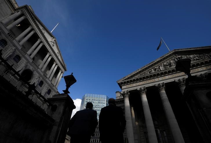 © Reuters. Workers emerge from Bank underground station with the Bank of England and Royal Exchange building seen in the City of London financial district, London, Britain