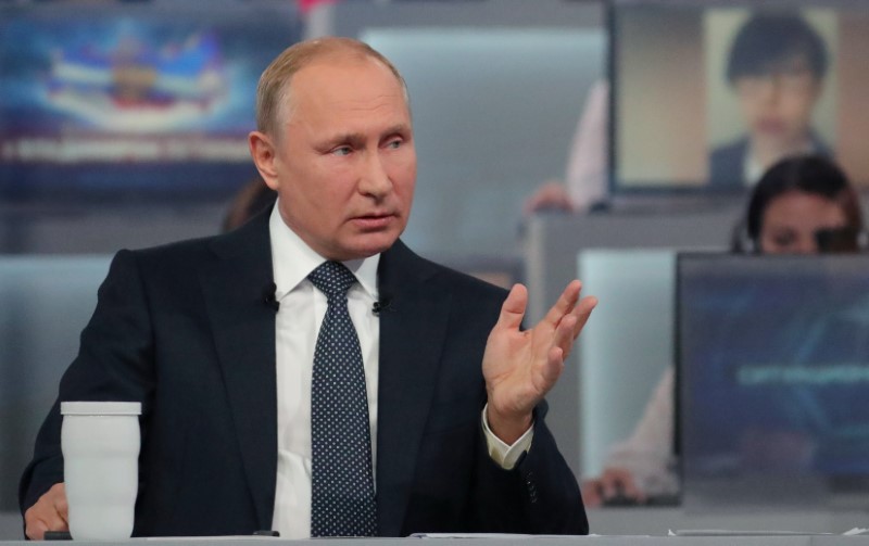 © Reuters. Президент РФ Владимир Путин проводит ежегодную "Прямую линию" в Москве