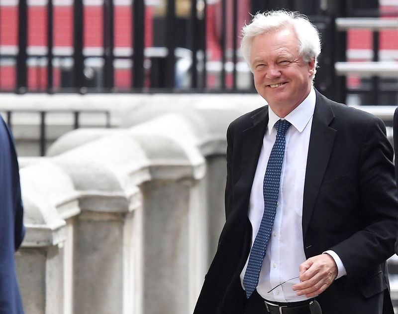 © Reuters. Britain's Secretary of State for Departing the EU David Davis arrives in Downing Street in London