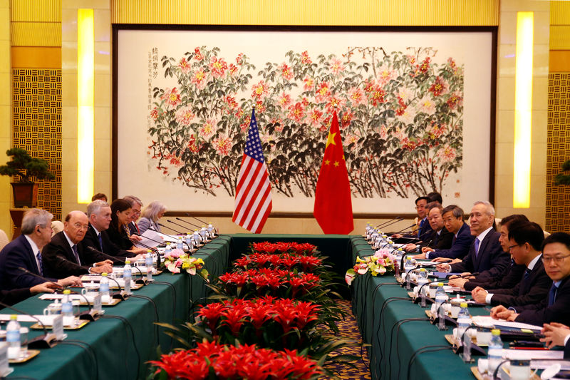 © Reuters. Делегации США и Китая во время торговых переговоров в Пекине