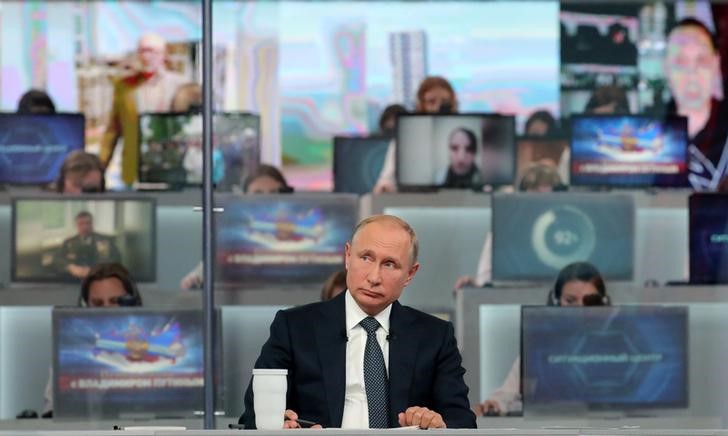 © Reuters. Presidente russo, Vladimir Putin, durante transmissão ao vivo na TV de sessão de perguntas e respostas