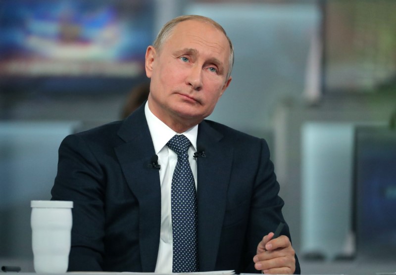 © Reuters. بوتين: روسيا لا تخطط حاليا للانسحاب من سوريا