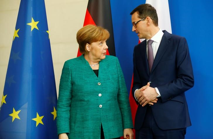 © Reuters. Chancellor Merkel and Polish Prime Minister Morawiecki address a news conference in Berlin