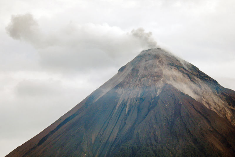 © Reuters. Suspenden temporalmente la búsqueda de víctimas por la erupción de un volcán en Guatemala