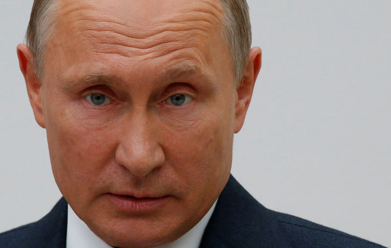 © Reuters. بوتين يحذر أوكرانيا من عمل عسكري في شرق البلاد أثناء كأس العالم