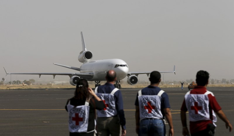 © Reuters. الصليب الأحمر يسحب 71 من موظفيه الأجانب في اليمن لانعدام الأمن