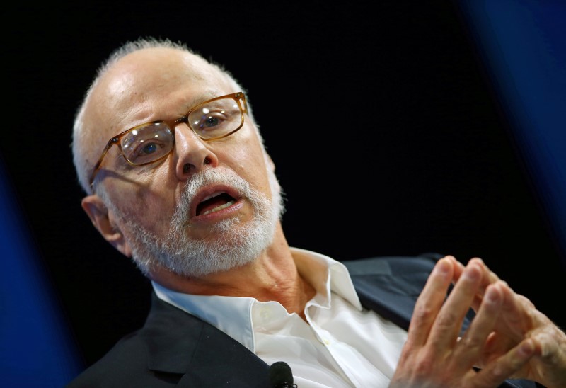 © Reuters. FILE PHOTO: Paul Singer, founder and president of Elliott Management Corporation, speaks at WSJD Live conference in Laguna Beach