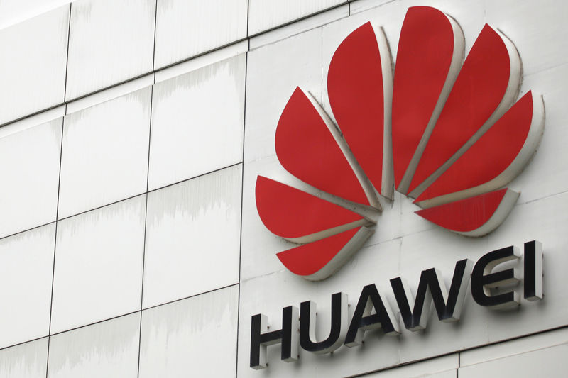 © Reuters. FILE PHOTO: The logo of the Huawei Technologies Co. Ltd. is seen outside its headquarters in Shenzhen, Guangdong province