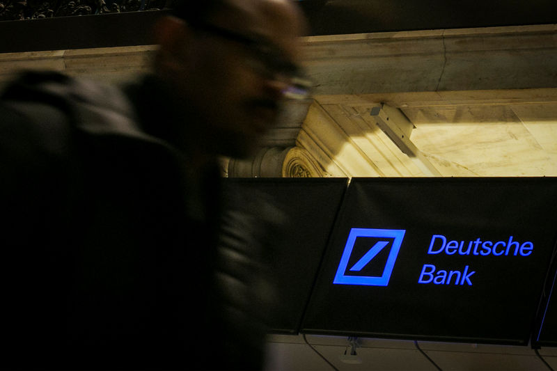 © Reuters. DEUTSCHE BANK ÉVOQUE UNE FUSION AVEC COMMERZBANK