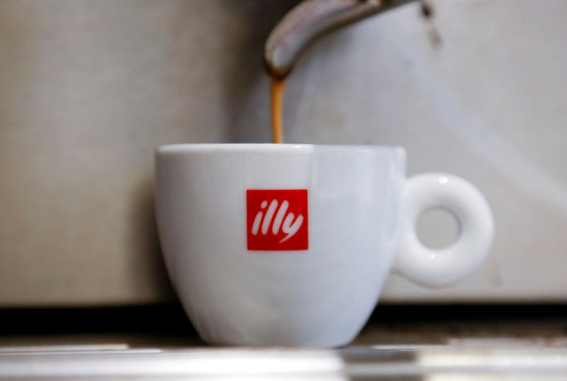 © Reuters. FILE PHOTO: Coffee flows into a Illy cup at a coffee shop in Rome