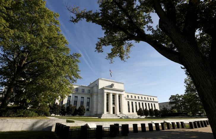 © Reuters. FILE PHOTO: The  Federal Reserve building in Washington