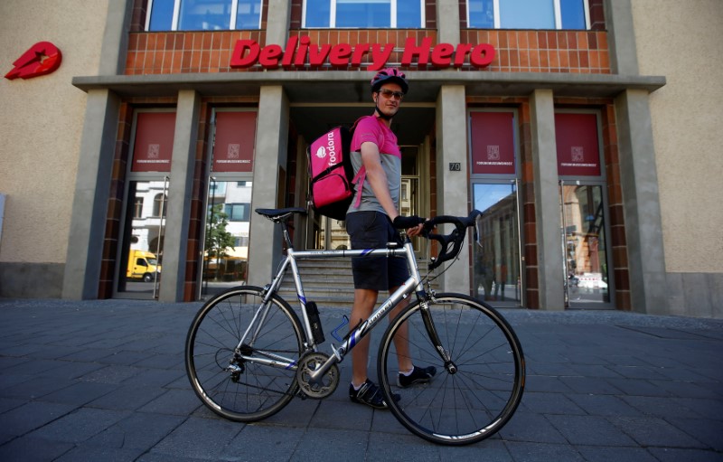 © Reuters. Entregador da Delivery Hero em frente a sede da empresa em Berlim, Alemanha