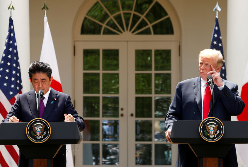 © Reuters. ترامب يقول إنه يعمل مع آبي لتحسين العلاقات التجارية بين أمريكا واليابان
