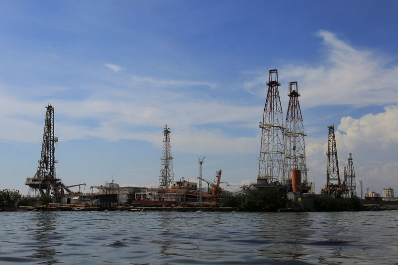 © Reuters. Oil facilities are seen on Lake Maracaibo in Lagunillas