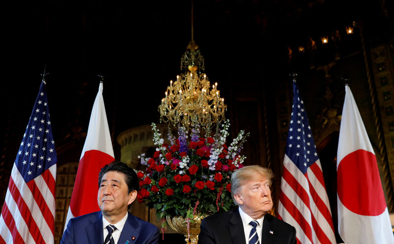 © Reuters. FILE PHOTO : Trump hosts Abe at his Mar-a-Lago estate in Palm Beach, Florida
