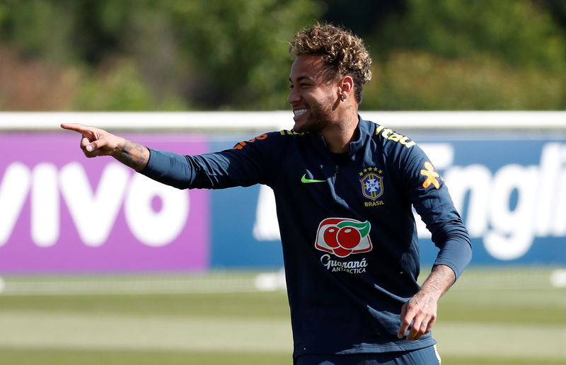 © Reuters. Neymar sería titular en Brasil el domingo ante Austria