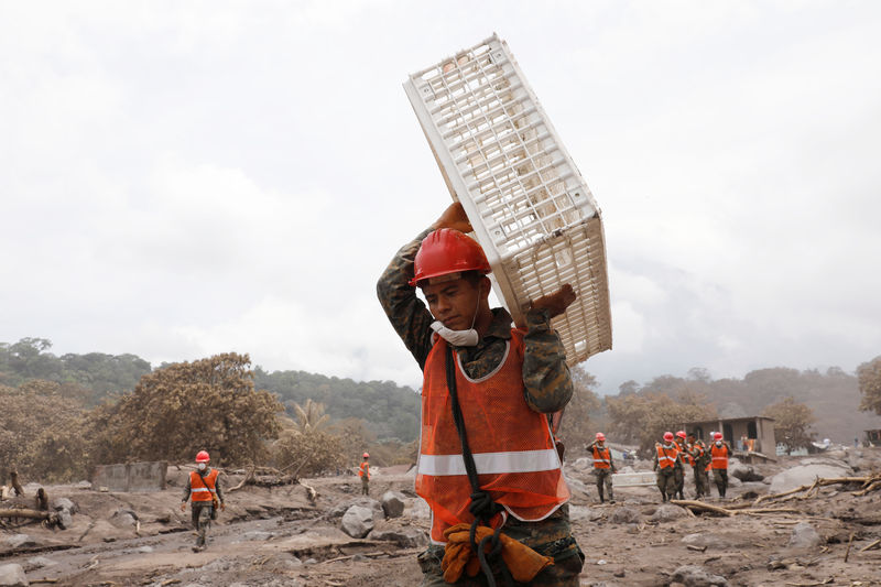 © Reuters. Guatemala emite una nueva alerta sobre el volcán Fuego, que provocó 109 muertos