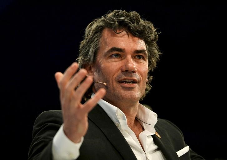 © Reuters. FILE PHOTO: Gavin Patterson, CEO of BT, speaks at the Conferederation of British Industry's annual conference in London