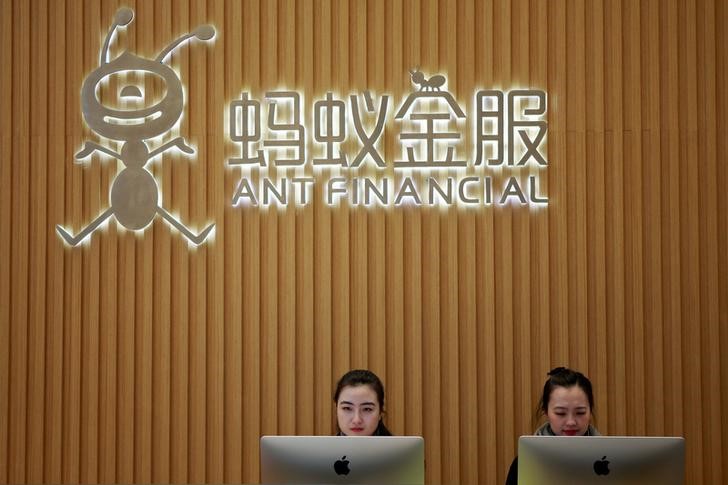 © Reuters. FILE PHOTO: Employees are seen at the reception desk of Ant Financial Services Group at its headquarters in Hangzhou