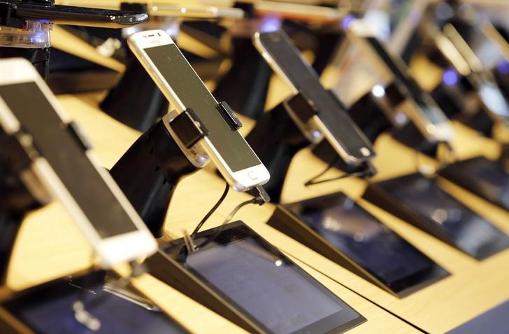 © Reuters. Nuevo proyecto en Francia buscará prohibir móviles en el colegio