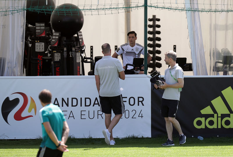 © Reuters. Özil se perderá el último partido de preparación de Alemania para el Mundial