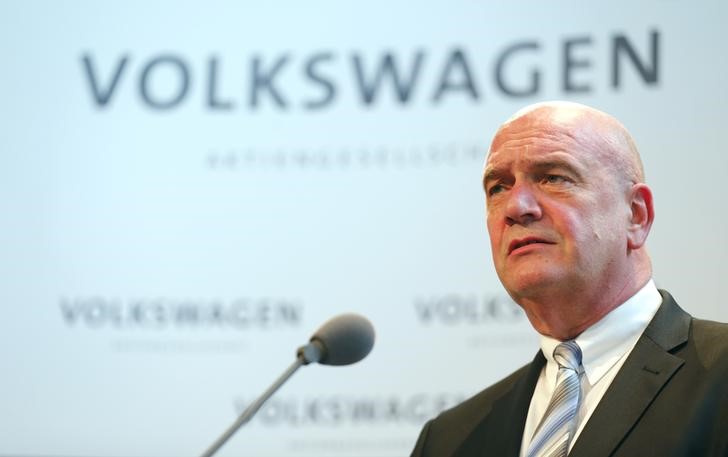 © Reuters. Osterloh head of Volkwagen's works council addresses news conference at company's headquarters in Wolfburg