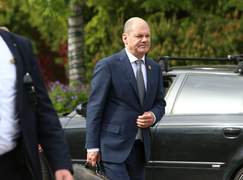 © Reuters. Germany's Minister of Finance Olaf Scholz walks back to his hotel after meetings at the G7 Finance Ministers Summit in Whistler,