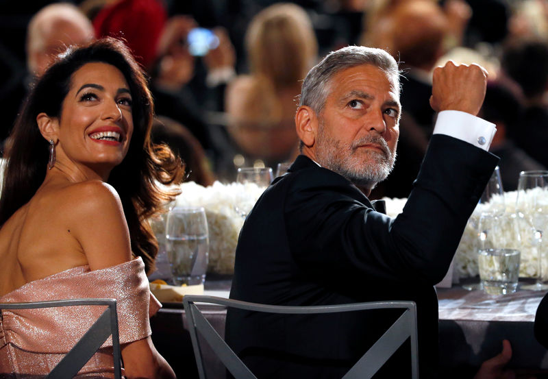 © Reuters. أمل كلوني تشيد بزوجها مع تكريمه بجائزة عن مجمل أعماله