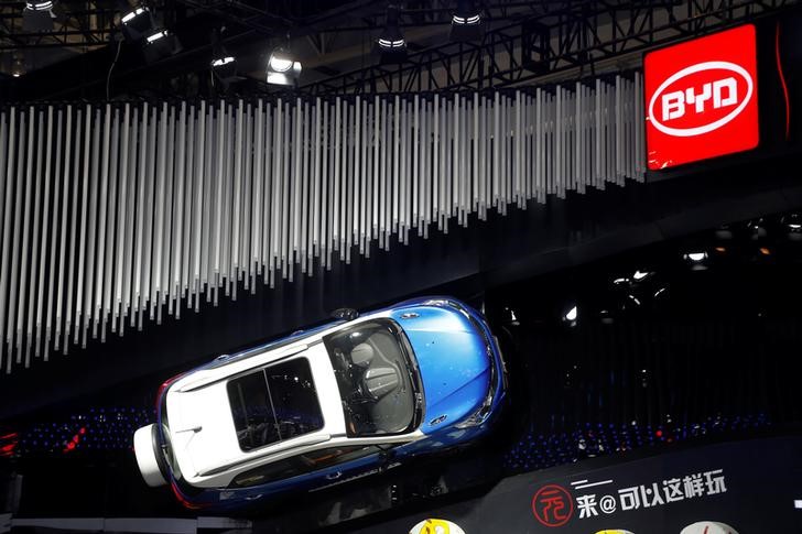 © Reuters. FILE PHOTO: BYD hybrid electric SUV model Yuan is displayed during the Auto China 2016 auto show in Beijing