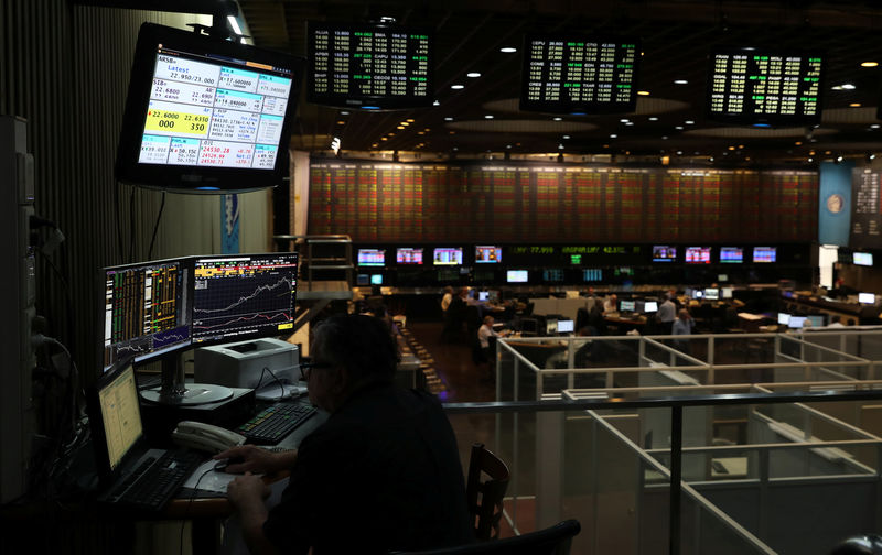 © Reuters. A man works on the floor of Buenos Aires Stock Exchange