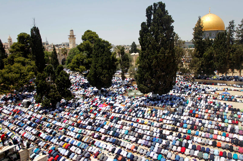 © Reuters. الأوقاف: 280 ألفا أدوا صلاة الجمعة الرابعة من رمضان في المسجد الأقصى