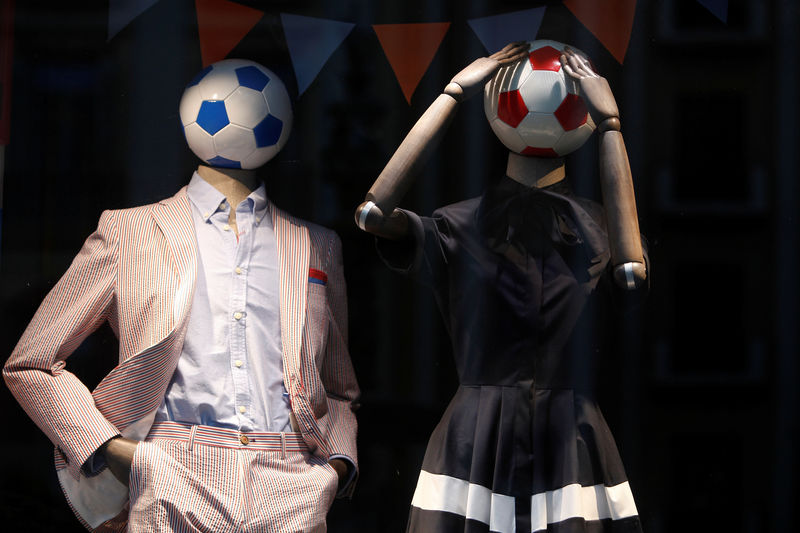 © Reuters. Посвященные ЧМ-2018 манекены с мячами вместо головы в магазине в Малаге