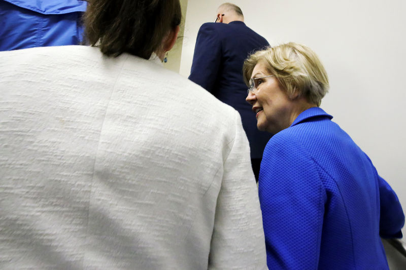 © Reuters. Senators arrive for weekly party caucus luncheons