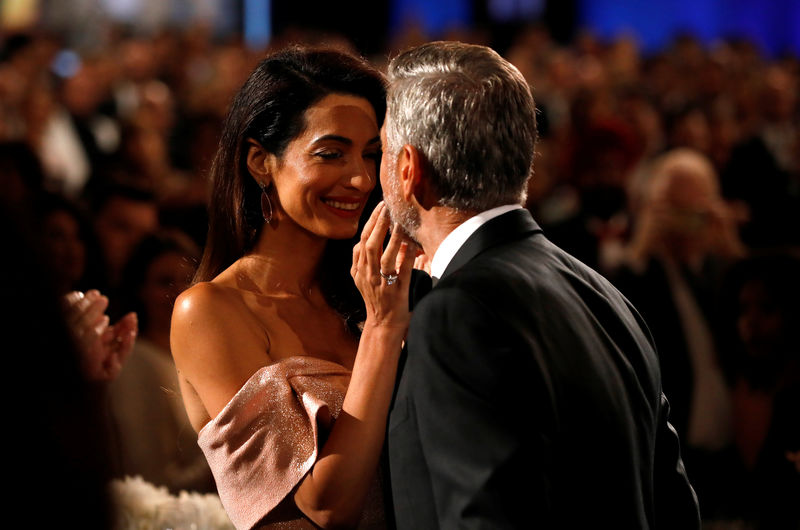 © Reuters. Ator George Clooney e esposa, Amal, durante premiação em Los Angeles, Califórnia