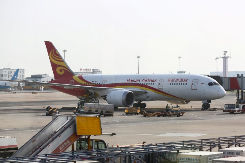 © Reuters. Hainan Airlines Boeing 787 aircraft sits on the tarmac at the airport in Beijing