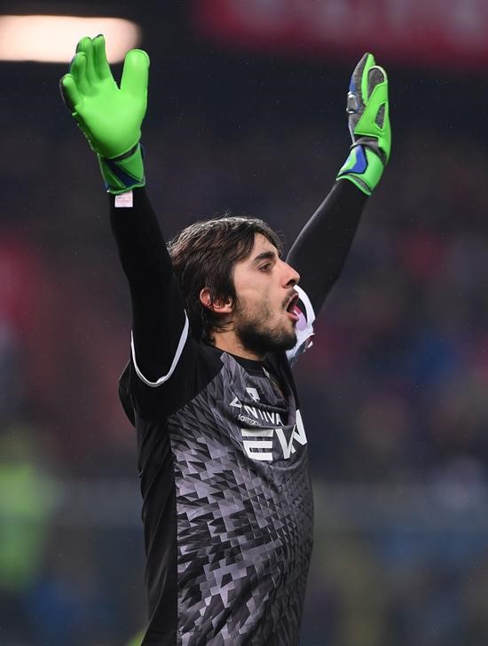 © Reuters. Il portiere del Genoa Mattia Perin