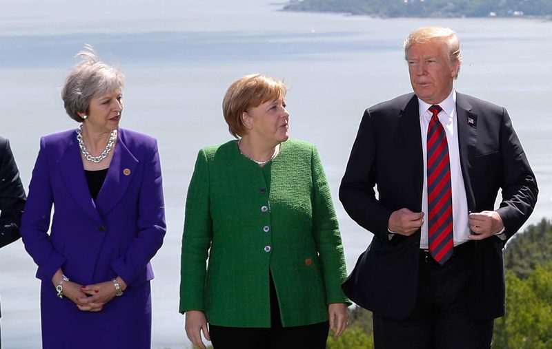 © Reuters. Leaders pose during a family photo at the G7 Summit in the Charlevoix city of La Malbaie