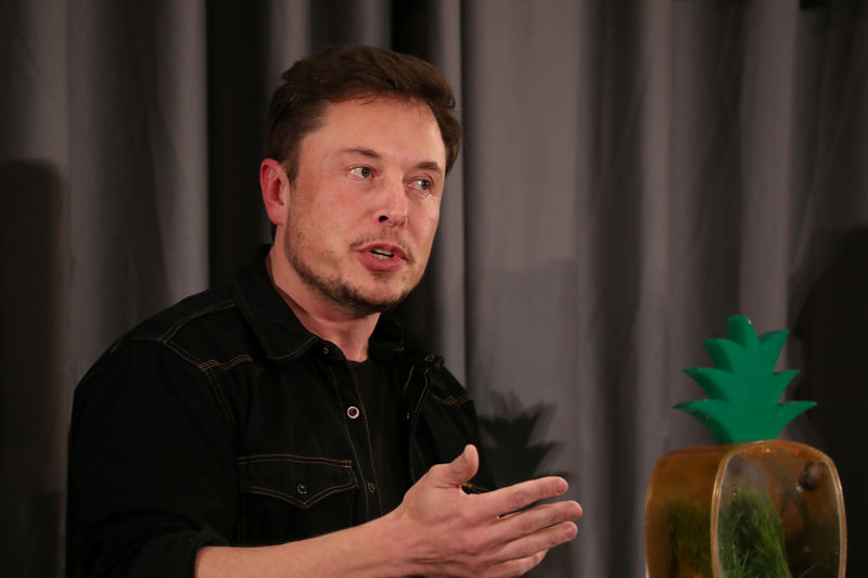 © Reuters. Elon Musk speaks at Boring Company community meeting in Bel Air, Los Angeles