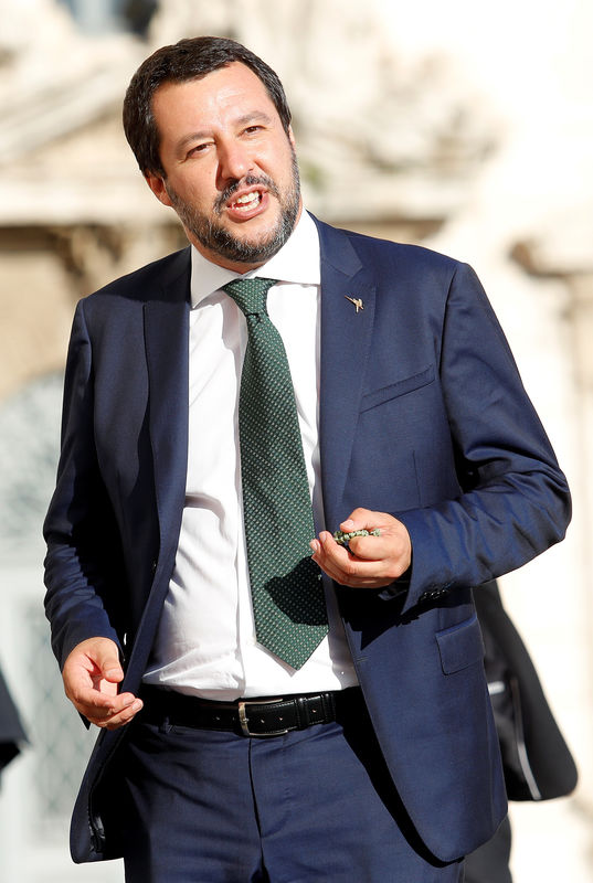 © Reuters. وزير: إيطاليا ستطلب من حلف الأطلسي المساعدة في مواجهة تدفق المهاجرين
