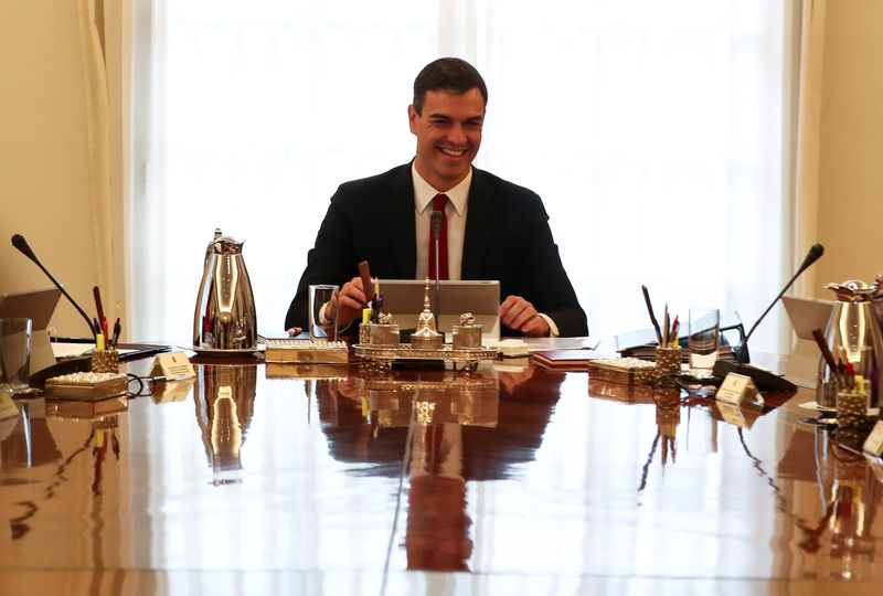 © Reuters. Primeiro-ministro espanhol, Pedro Sánchez, comanda sua primeira reunião de gabinete no Palácio de Moncloa, em Madri