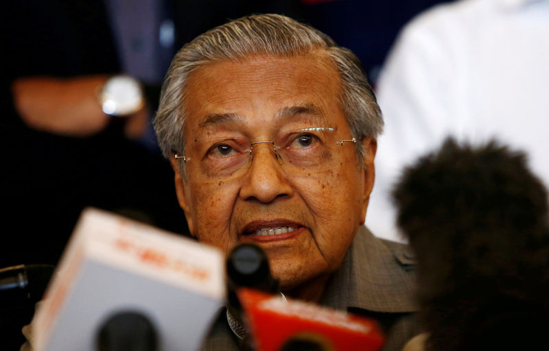© Reuters. FILE PHOTO: Mahathir Mohamad speaks during a news conference following the general election in Petaling Jaya,